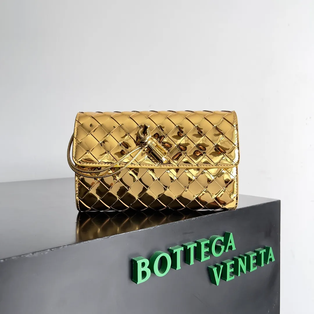 Batch 1160 BV Andiamo clutch wallet is super high-end🤎🤎How come the long clutch bag is so exquisite~ The braided style bag surface paired with all-copper hardware is really warm and high-end. The bag body is super light and can be grabbed easily! It can store a lot of small items and large mobile phones ~ very practical for daily use. Style number: 741504 Size: 19*11.5*3